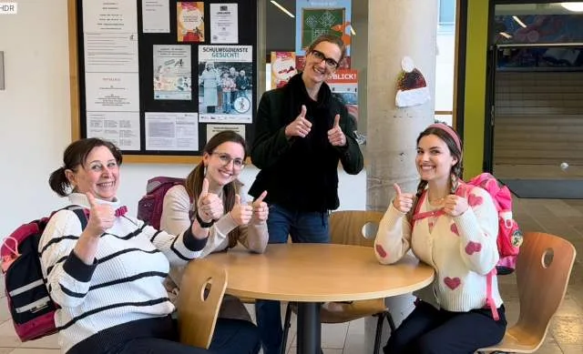 Lehrerinnen des Arbeitskreises "Soziales Miteinander" bei der kreativen Umsetzung des ersten Wohlfühlziels: "Freundlich grüßen ist der Hit, darum machen alle mit!"